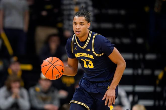 本泽马解锁吉达联合生涯第50球里程碑，俱乐部发布海报祝贺（本泽马为吉达联合攻入第50球，俱乐部发海报庆祝里程碑）