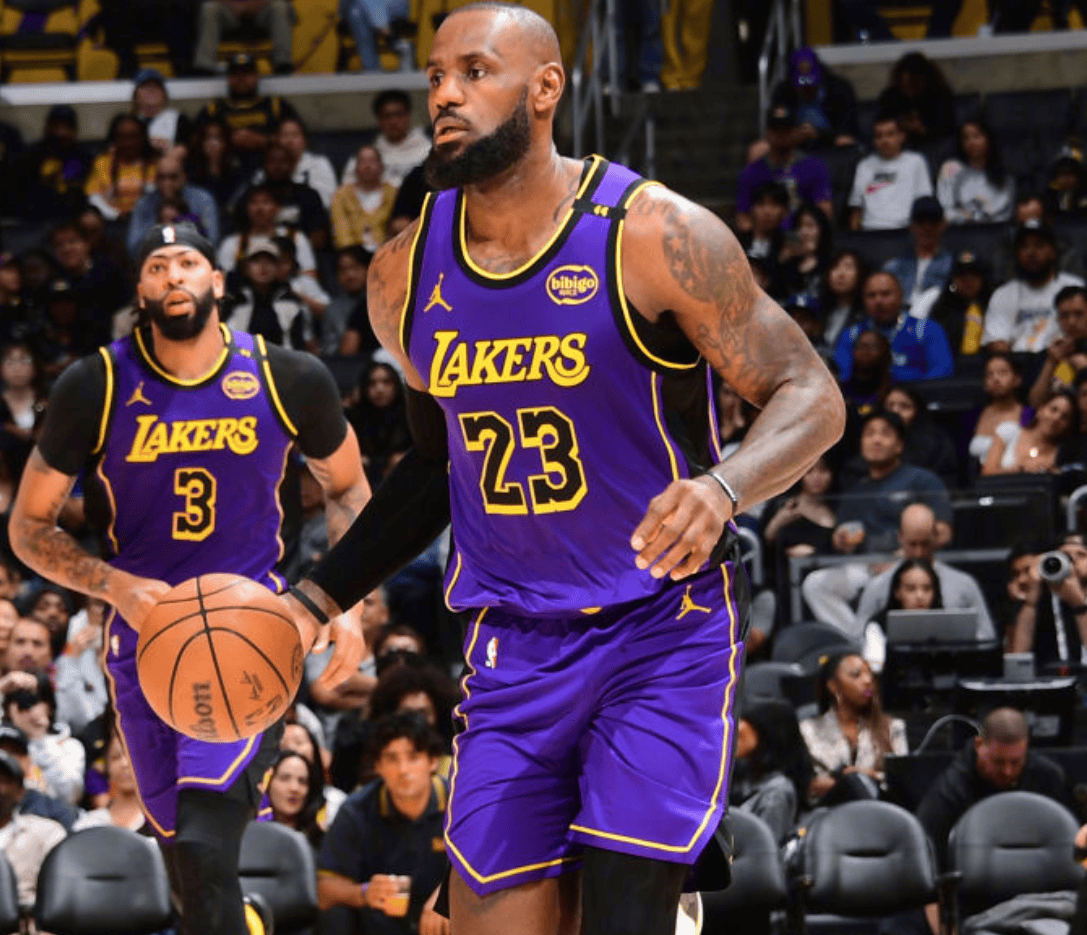 湖人浓眉哥篮下统治球队获胜（浓眉哥内线制霸，湖人取胜）